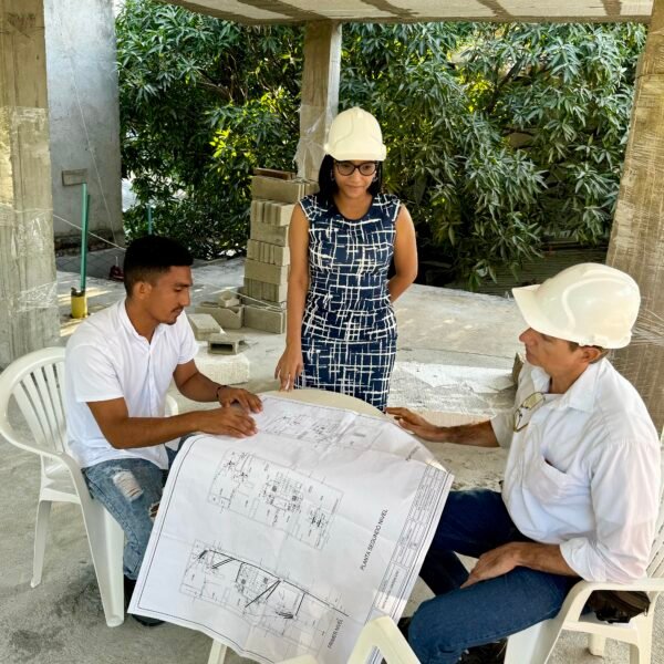 Arquitecto de RMBI Constructora junto al CEO y maestro de obra supervisando el avance de construcción en Villa Raque II, Santa Marta.