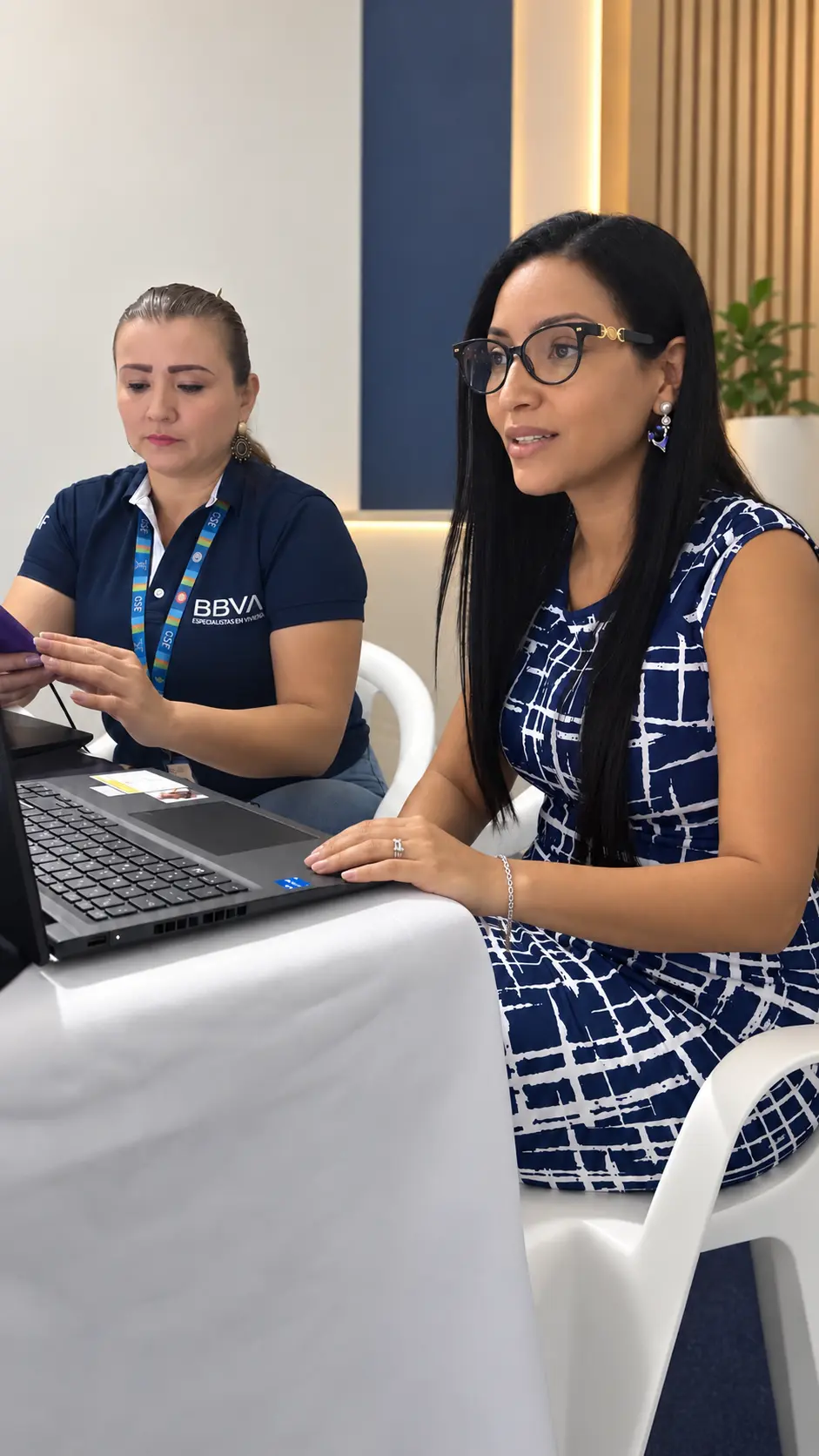 Acompañamiento personalizado de RMBI Constructora con asesora bancaria para crédito hipotecario en Santa Marta