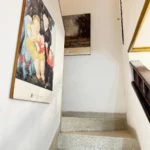 Escalera hacia el segundo piso de Casa 22