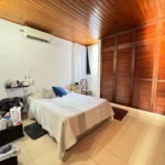 Habitación principal con carpintería y cielo en madera