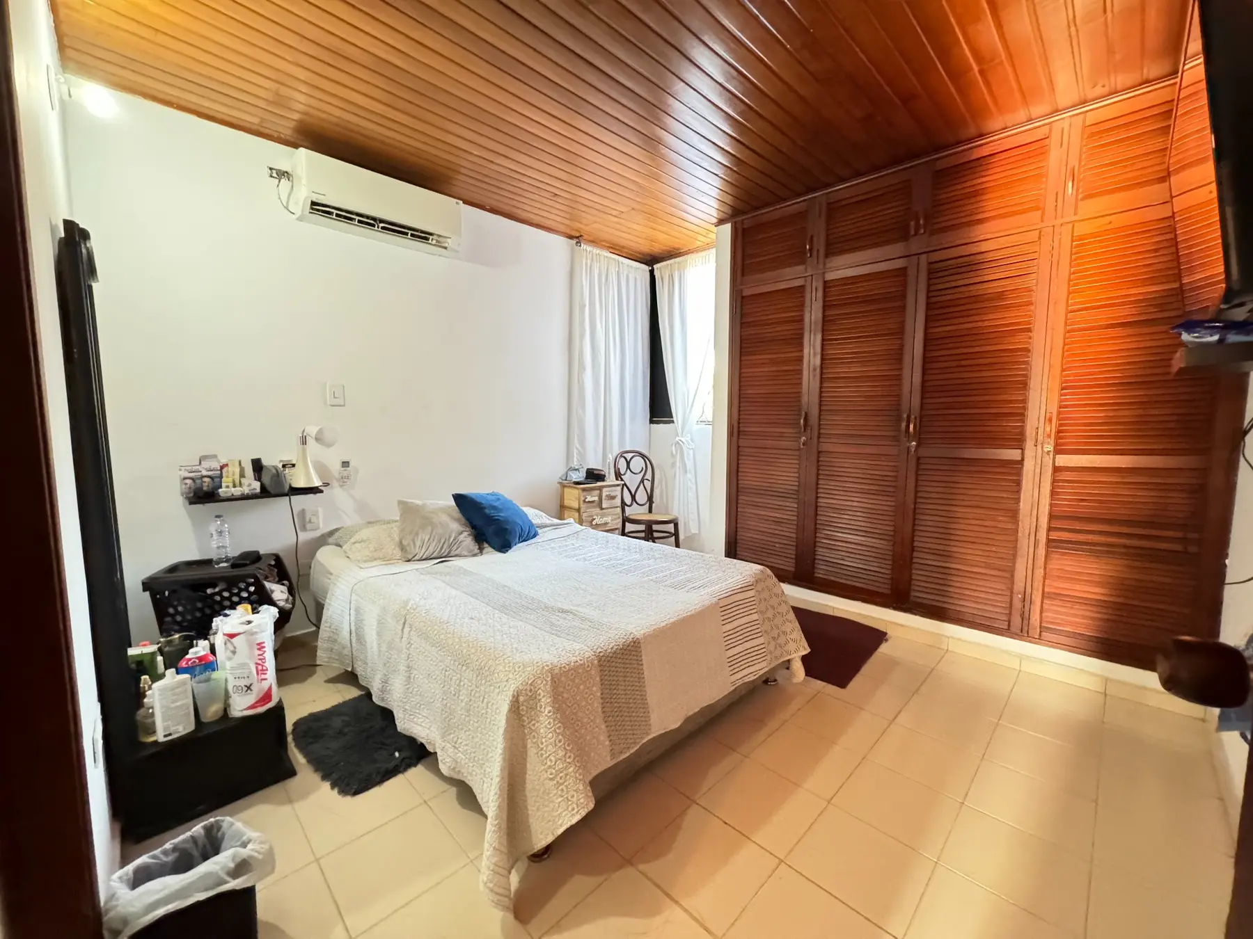 Habitación principal con carpintería y cielo en madera