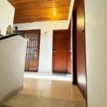 Hall con cielo en madera en el segundo piso de Casa 22