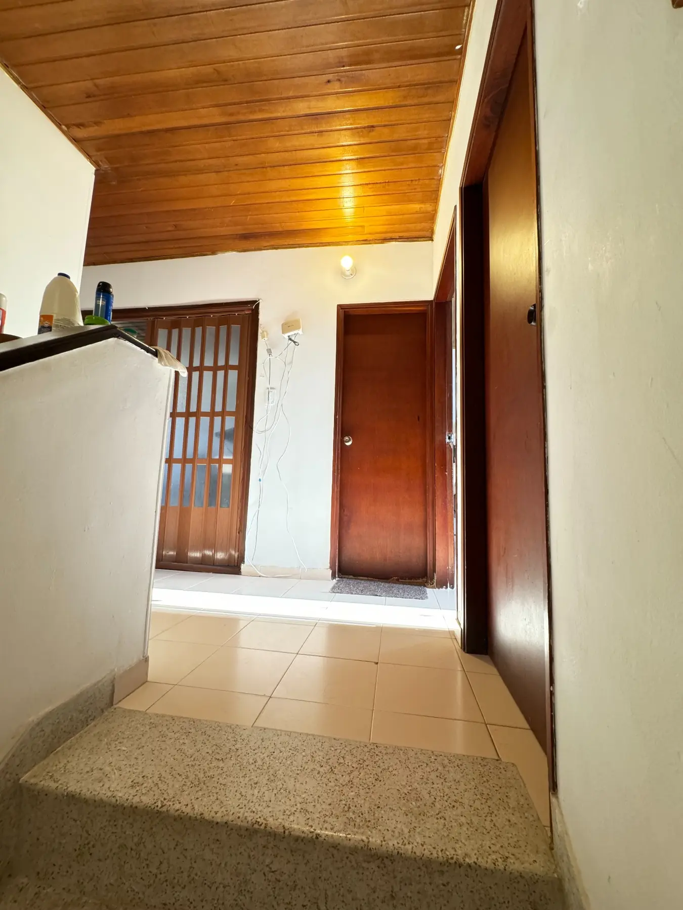 Hall con cielo en madera en el segundo piso de Casa 22