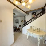 Recibidor con arco y escalera interior de Casa 22