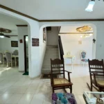 Sala amplia con arcos interiores, comedor y escalera de Casa 22 en Santa Marta