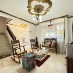 Sala principal amplia de Casa 22, casa en venta en Jardín–Santa Rita, Santa Marta
