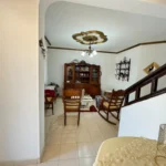 Sala principal y escalera de Casa 22