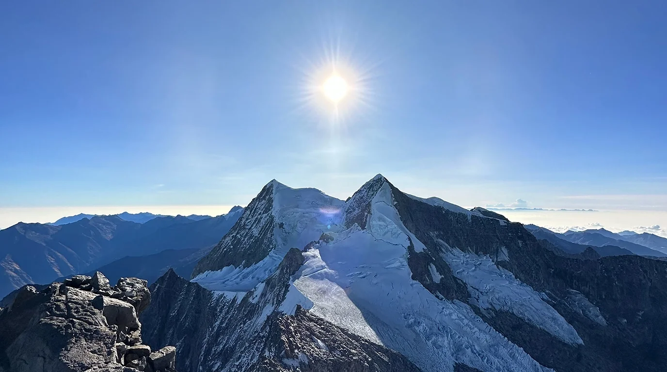 Alta montaña con cumbres nevadas, imagen ilustrativa de referencia de paisaje montañoso